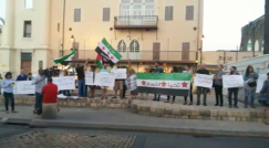 فيديو: نشطاء من يافا ينظمون وقفة تضامنية مع الشعب السوري وثورته في دوار الساعة